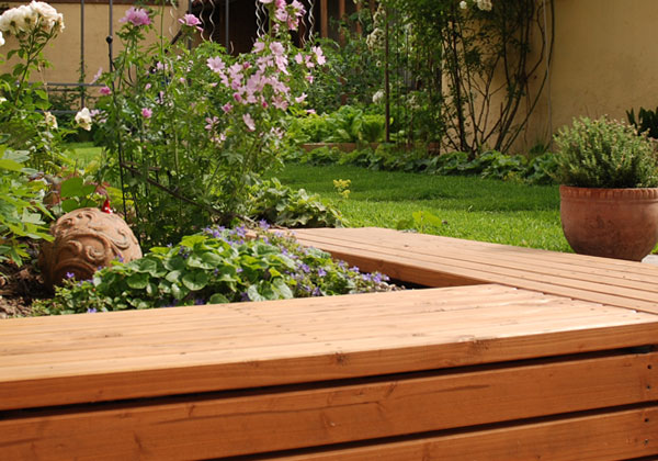 Ein Platz für die kleine Auszeit. Holzarbeiten im Garten